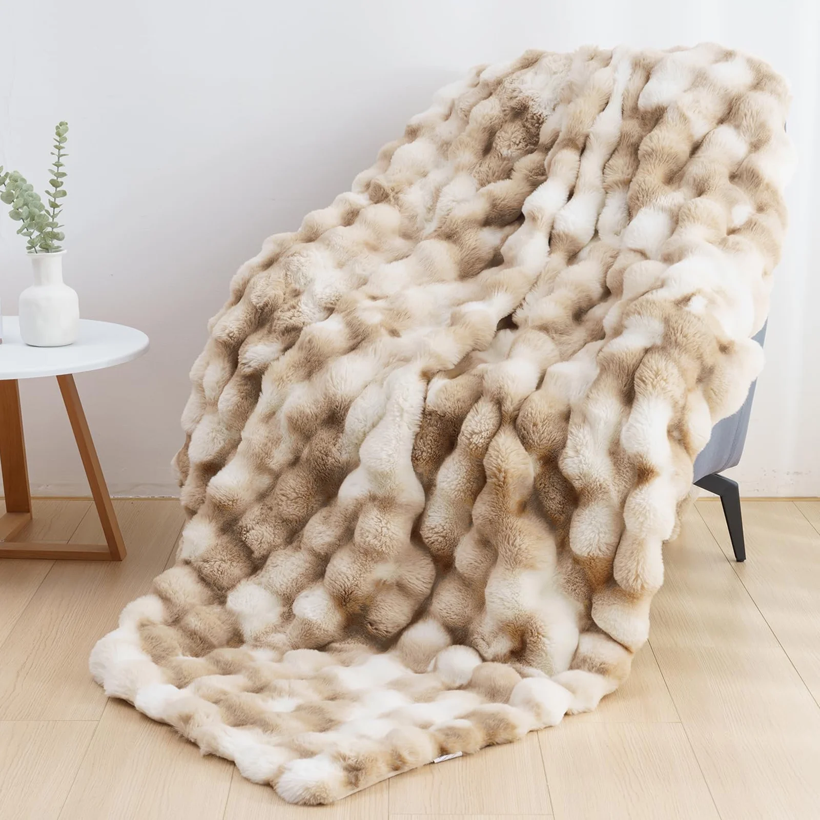 Frye Faux Fur Throw Blanket premium